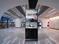 ফ্লোর স্ট্যান্ডিং ডিজিটাল সিগনেজ হোয়াইট 4 কে ইনডোর ভার্টিকাল টোটেম এলসিডি বিজ্ঞাপন প্লেয়ার